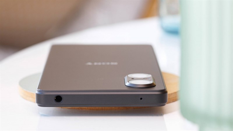 Xperia 5 V vẫn là một trong những mẫu flagship hiếm hoi trên thị trường còn giữ lại cổng âm thanh 3.5 mm. Nguồn: GSMArena.