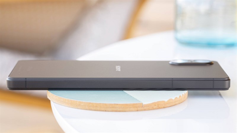 Cạnh trái của thiết bị hoàn toàn trống trơn. Nguồn: GSMArena.