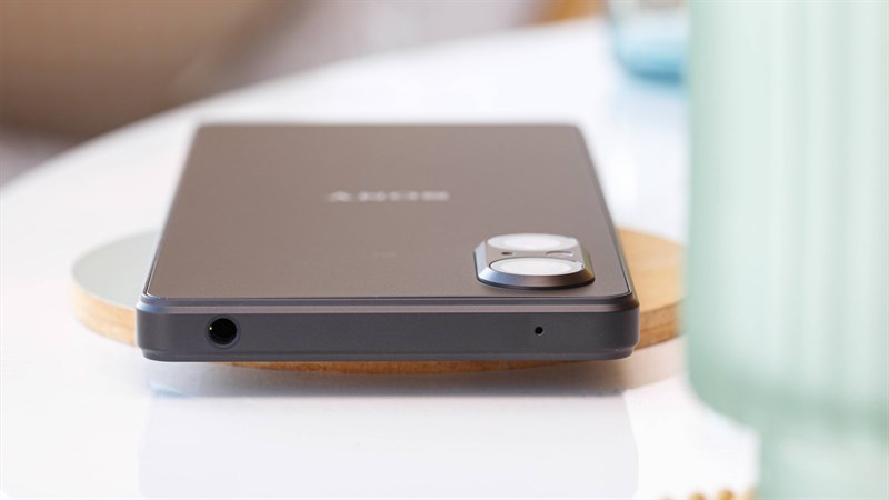Cạnh trên của Xperia 5 V có cổng tai nghe 3.5 mm