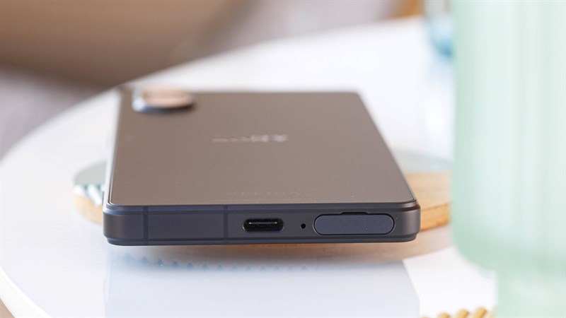 Cạnh dưới của Xperia 5 V có khay SIM, cổng sạc, buồng loa và mic thoại