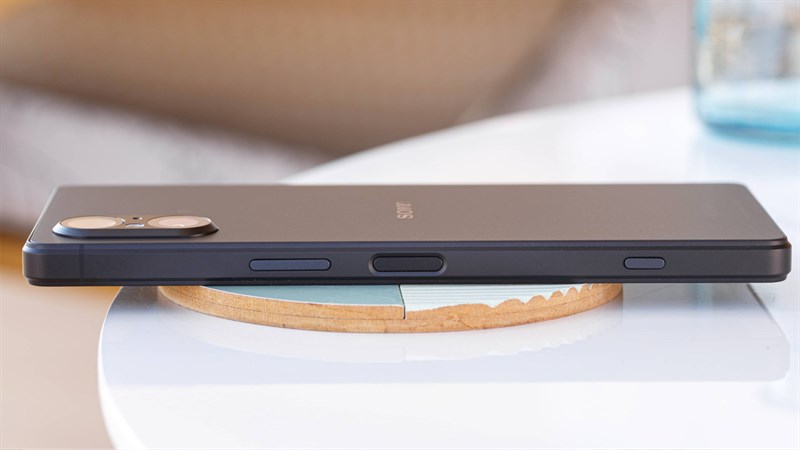 Cạnh phải của Xperia 5 V với nút nguồn, nút tăng/giảm âm lượng và nút khởi động máy ảnh