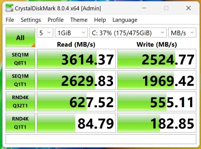 Đo tốc độ đọc/ghi của ổ cứng SSD 512 GB bên trong ASUS Vivobook 14X OLED KM006W.