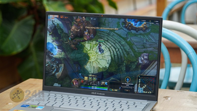 Màn hình của ASUS Vivobook 14X OLED KM006W không chỉ có tần số quét 90 Hz, mà còn được hỗ trợ bởi tốc độ phản hồi nhanh 0.2 ms.