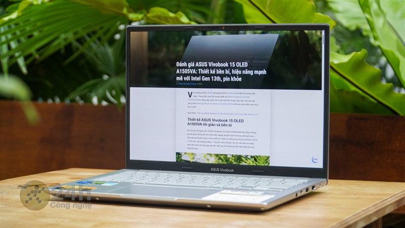 Màn hình của ASUS Vivobook 14X OLED KM006W có tỷ lệ 16:10, khác biệt so với các laptop thông thường, mang lại không gian làm việc lớn hơn.