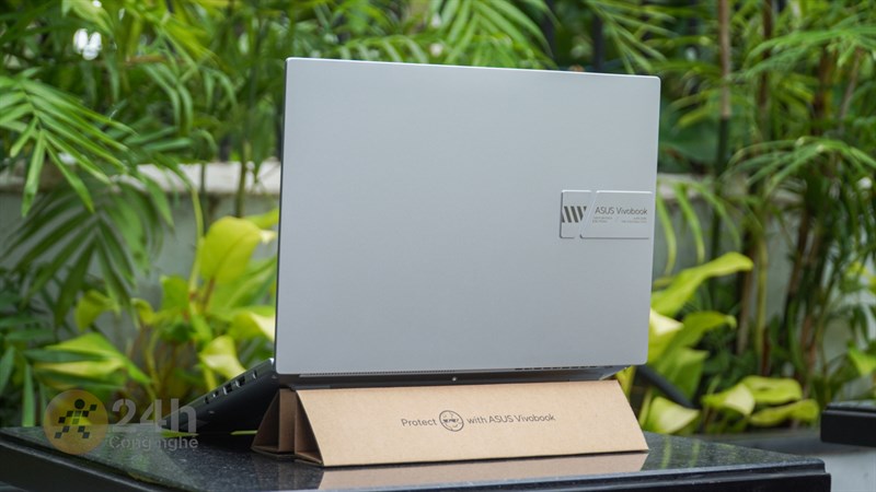 Phần giá đỡ này giúp máy tạo thành một góc nghiêng để tản nhiệt hiệu quả và gõ phím thoải mái.