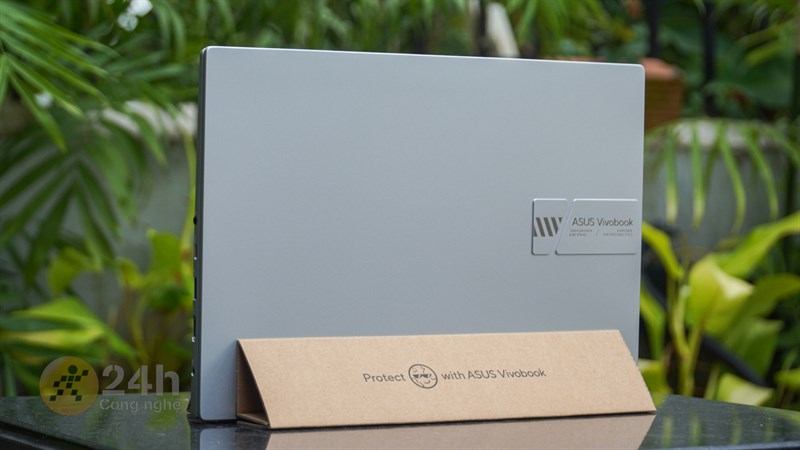 Hoặc các bạn cũng có thể kẹp laptop như vậy khi kết nối với màn hình rời.