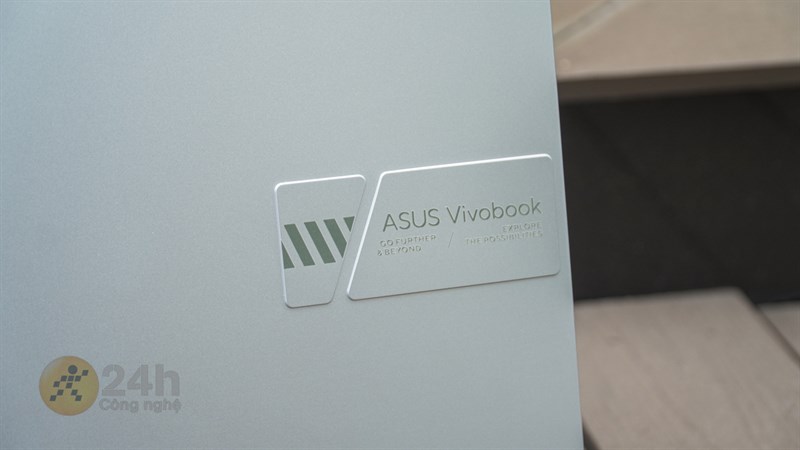 Mặt trước của ASUS Vivobook 14X OLED KM006W có thiết kế tối giản.