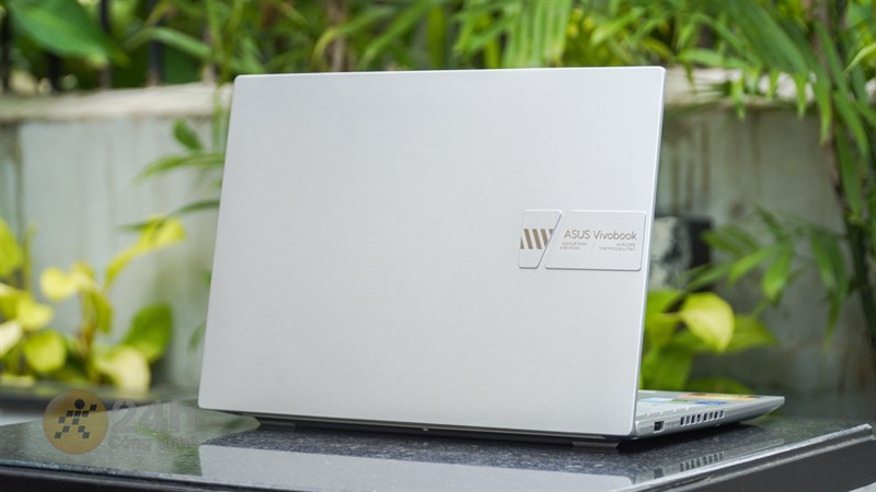 ASUS Vivobook 14X OLED KM006W mỏng nhẹ với các góc và các cạnh được thiết kế vuông vức.