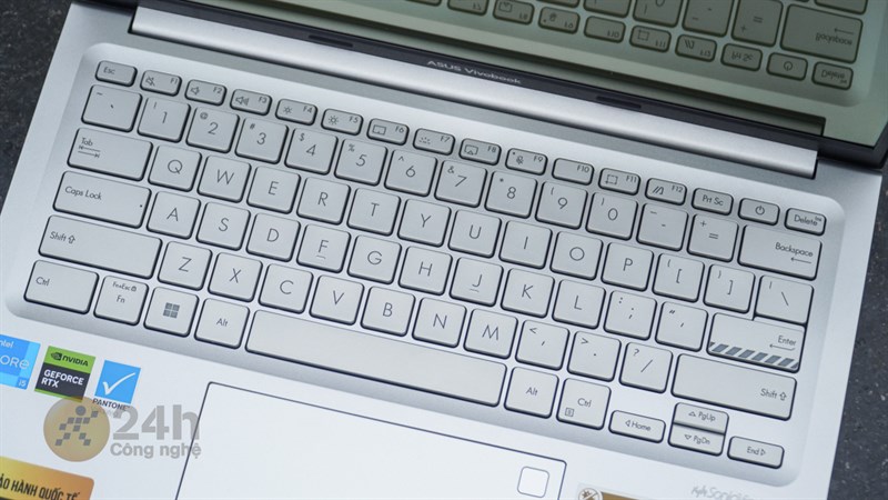 Bàn phím của ASUS Vivobook 14X OLED KM006W vẫn tiếp tục làm mình hài lòng như trên nhiều thiết bị laptop ASUS khác.