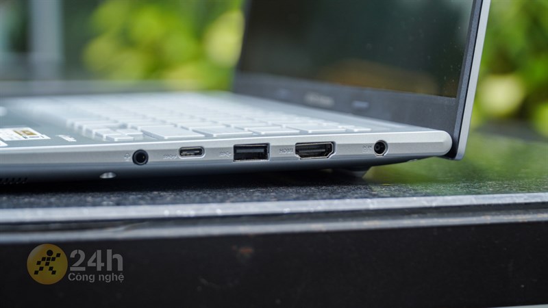 Cạnh phải của ASUS Vivobook 14X OLED KM006W.
