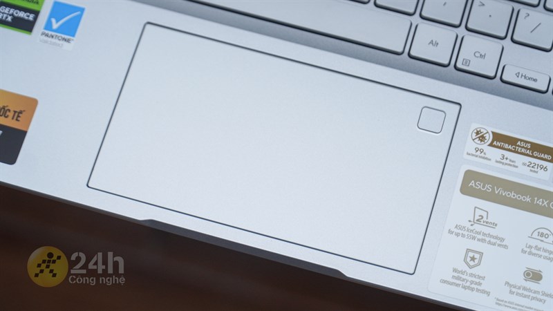 Bàn rê chuột của ASUS Vivobook 14X OLED KM006W có độ nhạy cao và kích thước khá lớn, cho phép bạn dễ dàng thực hiện các thao tác.
