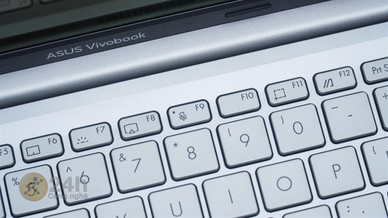 Bàn phím của ASUS Vivobook 14X OLED KM006W được trang bị đèn nền, giúp bạn làm việc dễ dàng trong điều kiện ánh sáng yếu hoặc khi trời tối