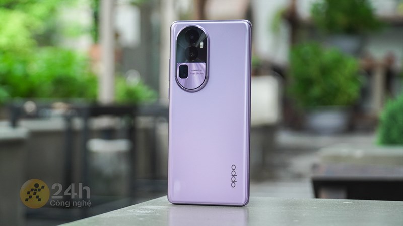 Thiết kế tổng thể của OPPO Reno10 Pro+ 5G trông mềm mại, uyển chuyển.