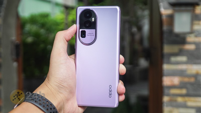 Trải nghiệm cầm nắm OPPO Reno10 Pro+ 5G trên tay thực sự rất thoải mái, ôm tay.