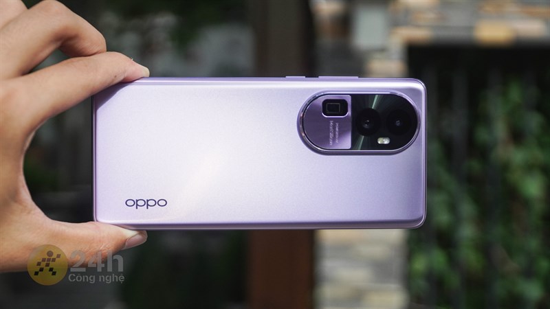 Mặt lưng kính khiến OPPO Reno10 Pro+ dễ bám dấu vân tay.