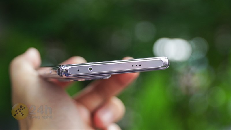 Cạnh trên của OPPO Reno10 Pro+ 5G là mic phụ, cổng hồng ngoại và loa ngoài.