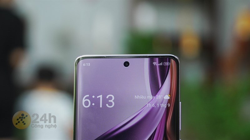 Các đường viền đen xung quanh màn hình Reno10 Pro+ 5G có độ mỏng ấn tượng và được làm tương đối đều nhau.