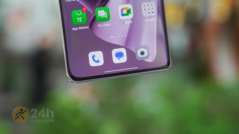 Ngay cả đường viền đen ở cạnh dưới màn hình Reno10 Pro+ 5G cũng không quá dày.