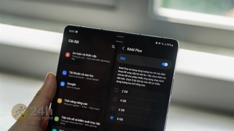 Galaxy Z Fold5 còn được trang bị dung lượng RAM 20 GB (12 GB RAM chính + 8 GB RAM ảo)
