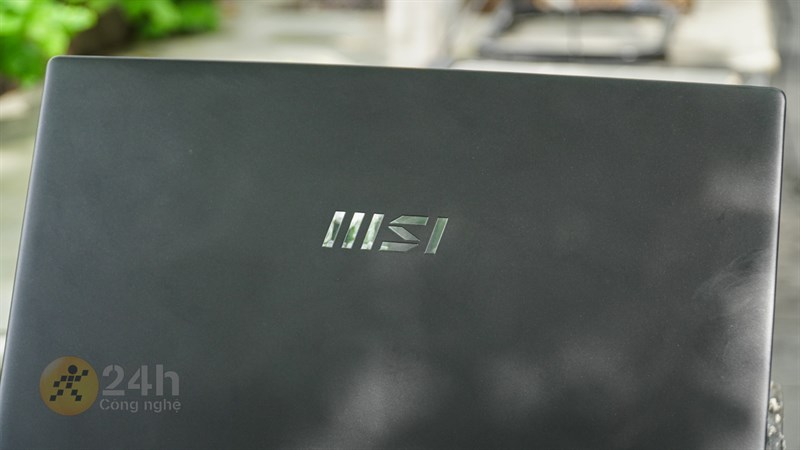 Mặt trước của MSI Modern 15 nổi bật với logo MSI được mạ kim loại sáng bóng Mặt trước của MSI Modern 15 nổi bật với logo MSI được mạ kim loại sáng bóng