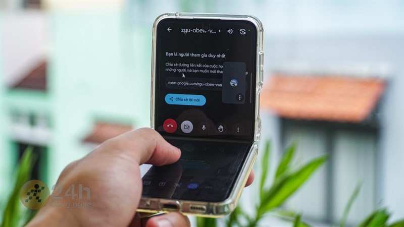 Mình có thể tham dự cuộc họp online ở bất kỳ đâu nhờ vào Galaxy Z Flip5 cùng chế độ Flex Mode linh hoạt.