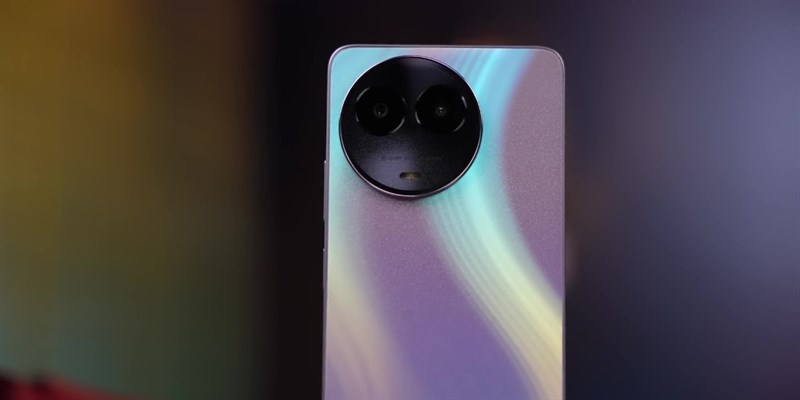 Cụm camera sau của realme 11x 5G có dạng hình tròn và nền màu đen nhám.