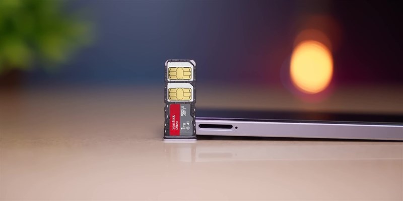 Còn cạnh trái là nơi chứa khay SIM và thẻ nhớ. 