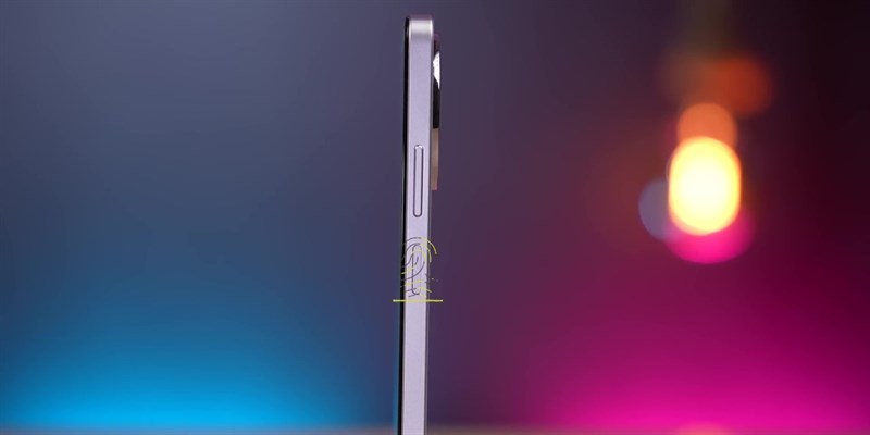 Ở cạnh phải của realme 11x 5G là nơi đặt nút nguồn và cụm phím tăng, giảm âm lượng.