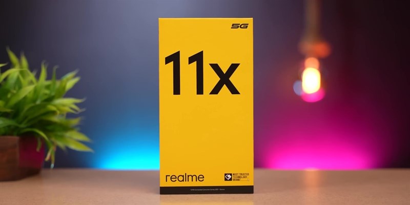 Hộp đựng của realme 11x 5G vẫn sử dụng tone màu vàng cam chủ đạo quen thuộc của realme