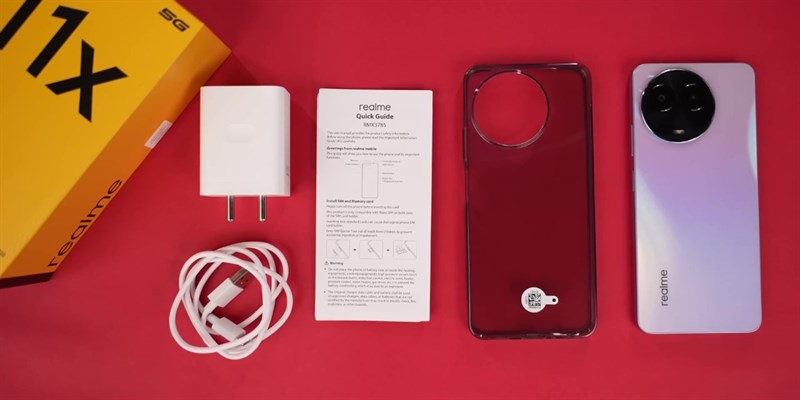 Cũng như bao điện thoại realme khác, thiết bị vẫn đi kèm với hướng dẫn sử dụng, que chọc SIM, củ sạc, cáp sạc và ốp lưng.