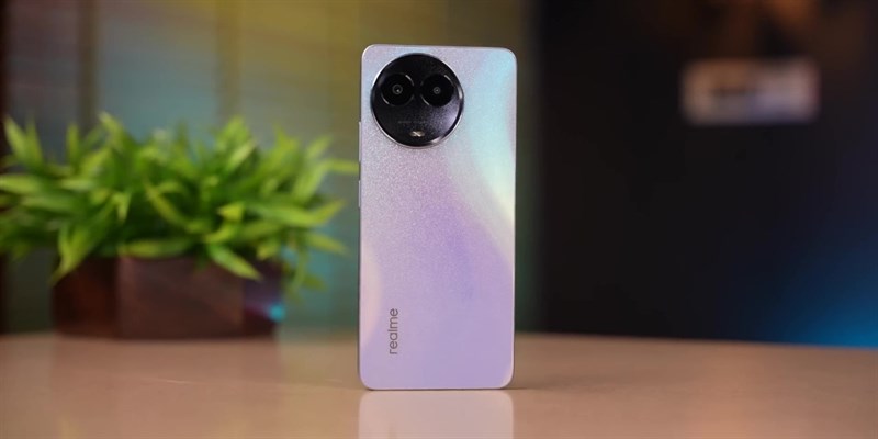 realme 11x 5G có tổng thể kết hợp hài hòa giữa các cạnh phẳng, vuông vức với góc máy bo cong mềm mại