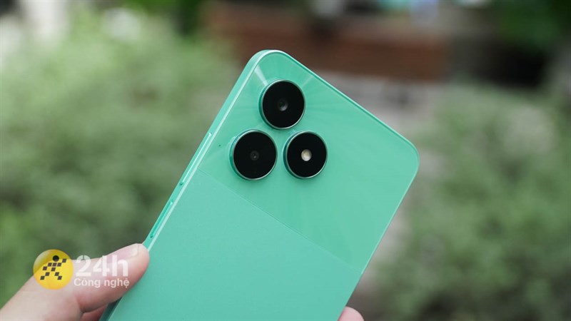 Cụm camera sau của realme C51 có các ống kính được làm nhô lên trực tiếp từ mặt lưng. Cụm camera sau của realme C51 có các ống kính được làm nhô lên trực tiếp từ mặt lưng.