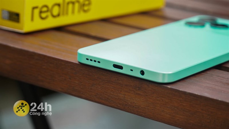 Trong khi đó, cạnh dưới của thiết bị là nơi đặt loa ngoài, cổng sạc USB-C, mic thoại và cổng âm thanh 3.5 mm. Trong khi đó, cạnh dưới của thiết bị là nơi đặt loa ngoài, cổng sạc USB-C, mic thoại và cổng âm thanh 3.5 mm.