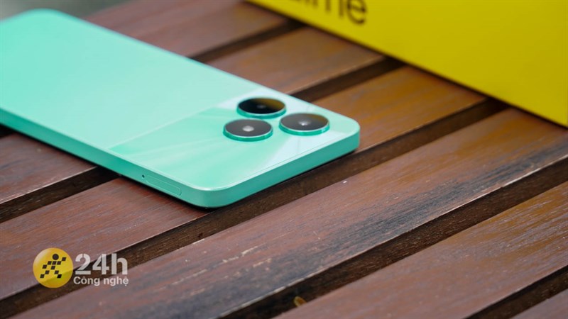 Cạnh trên của realme C51 hoàn toàn trống trơn. Cạnh trên của realme C51 hoàn toàn trống trơn.