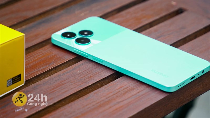 Nút nguồn và cụm phím tăng/giảm âm lượng được đặt ở cạnh phải của realme C51. Nút nguồn và cụm phím tăng/giảm âm lượng được đặt ở cạnh phải của realme C51.