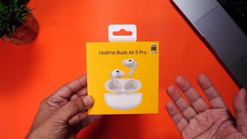 Trên tay realme Buds Air 5 Pro