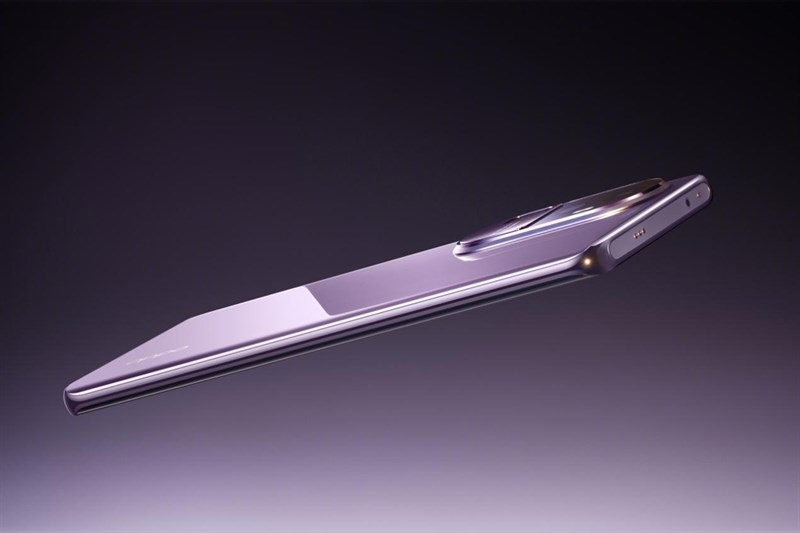 Reno10 Pro+ 5G có độ dày chỉ 8.28mm và trọng lượng nhẹ 194 g, mang lại cảm giác thoải mái cho người dùng