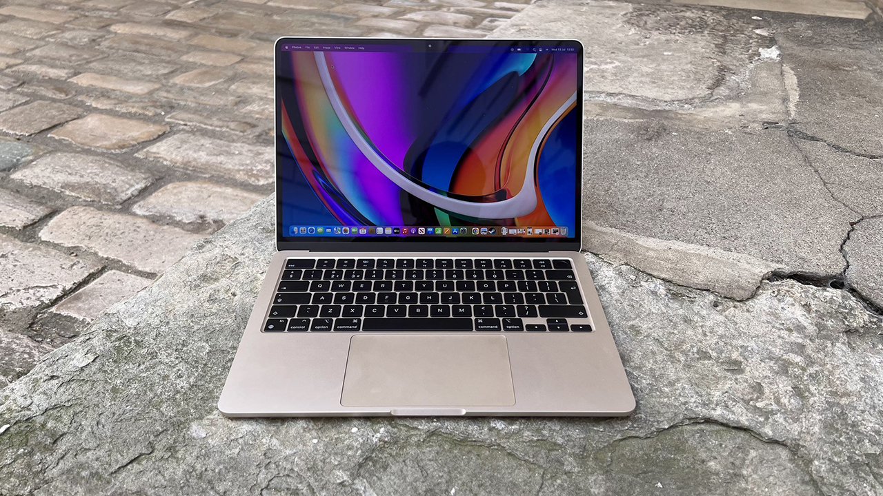 MacBook Pro 13 inch M2 8GB/256GB giá chỉ 28.990.000 đồng