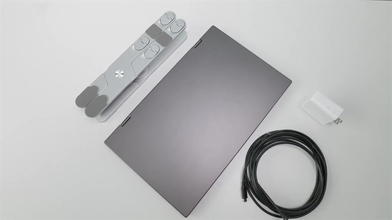 Nhìn từ bên ngoài, Lepow DualViews trông khá giống một chiếc laptop với thiết kế dạng gập và bản lề ở giữa.