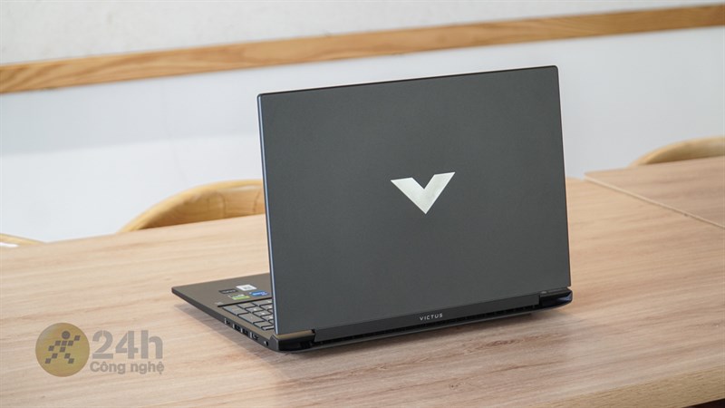 HP VICTUS 16 r0130TX nổi bật với logo chữ V trên mặt lưng