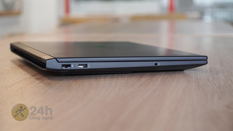 Cạnh trái của HP VICTUS 16 r0130TX có một cổng LAN, cổng USB-A 3.2 và cổng cắm tai nghe 3.5 mm