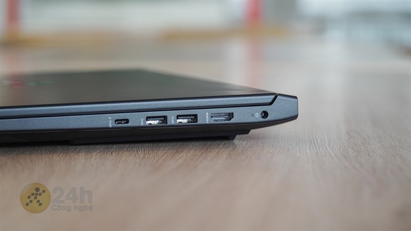 Cạnh phải của HP VICTUS 16 r0130TX có một cổng có cổng sạc, cổng HDMI, hai cổng USB-A 3.2 và cổng USB-C 3.2