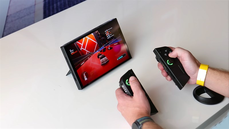 Điểm thú vị là Lenovo Legion Go có thẻ tháo 2 tay cầm tương tự như Nintendo Switch