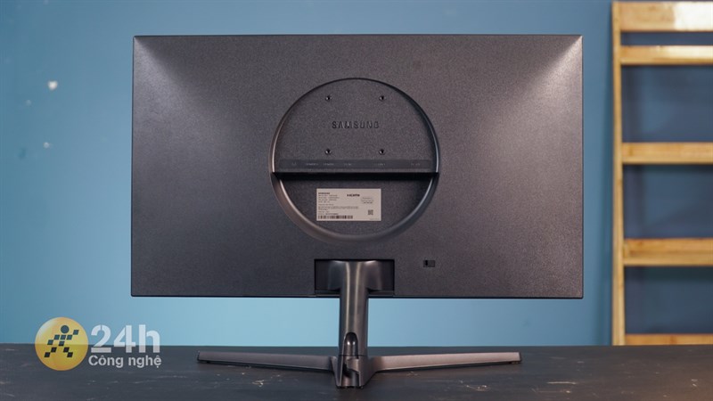 Samsung UR55 LU28R550UQEXXV còn hỗ trợ chuẩn ngàm VESA nên rất tiện cho việc set-up một góc làm việc hiện đại