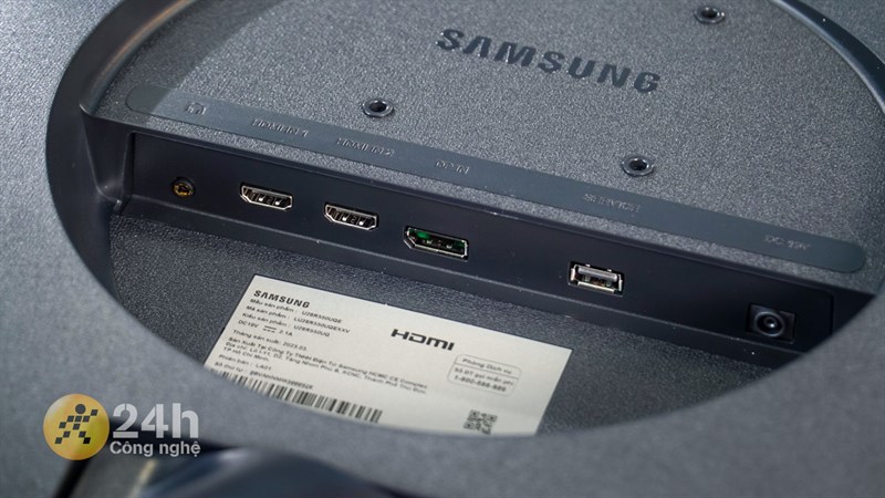 Samsung UR55 LU28R550UQEXXV còn có nhiều cổng kết nối đi kèm