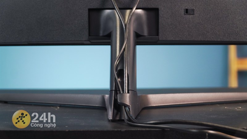 Phần chân đế này còn có thêm khe giấu dây