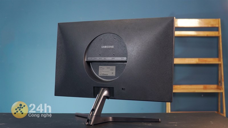 Nếu không có ngàm thì bạn có thể sử dụng chân đế đi kèm nhưng không thể thay đổi được độ cao