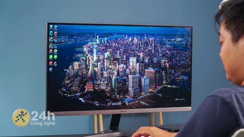 Samsung UR55 LU28R550UQEXXV dù có kích thước lớn nhưng không hề thô