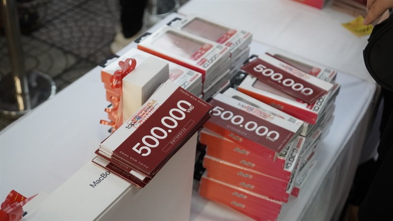 1.600 phiếu mua hàng iPhone, Apple Watch cùng 1.700 cường lực miễn phí đang chờ đợi các khách hàng