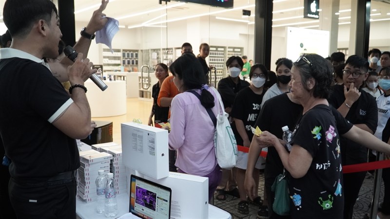 Các vị khách đến ngày một đông hơn, các bạn nhân viên TopZone Khánh Hội sẽ cần cố gắng hết sức cho buổi sự kiên này